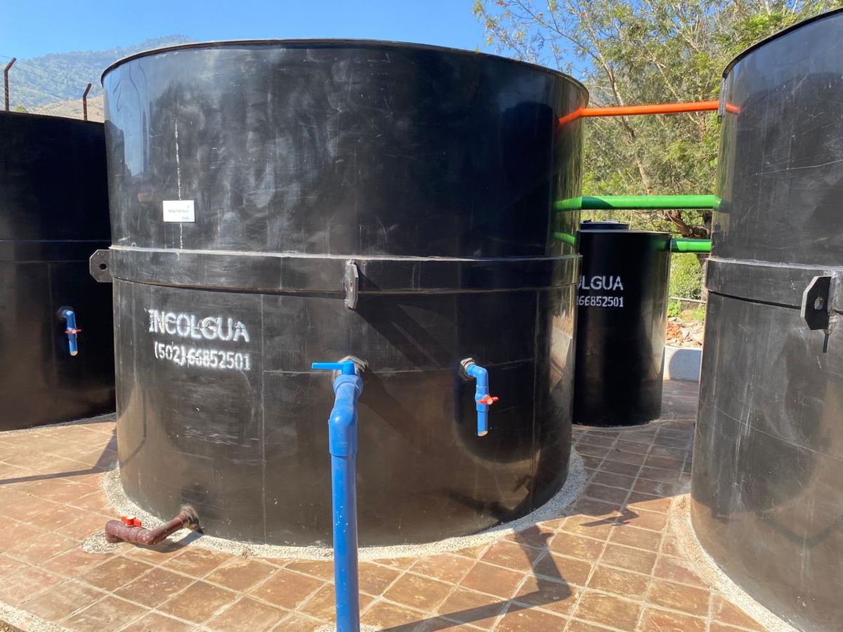 Reactores y tanques de la planta